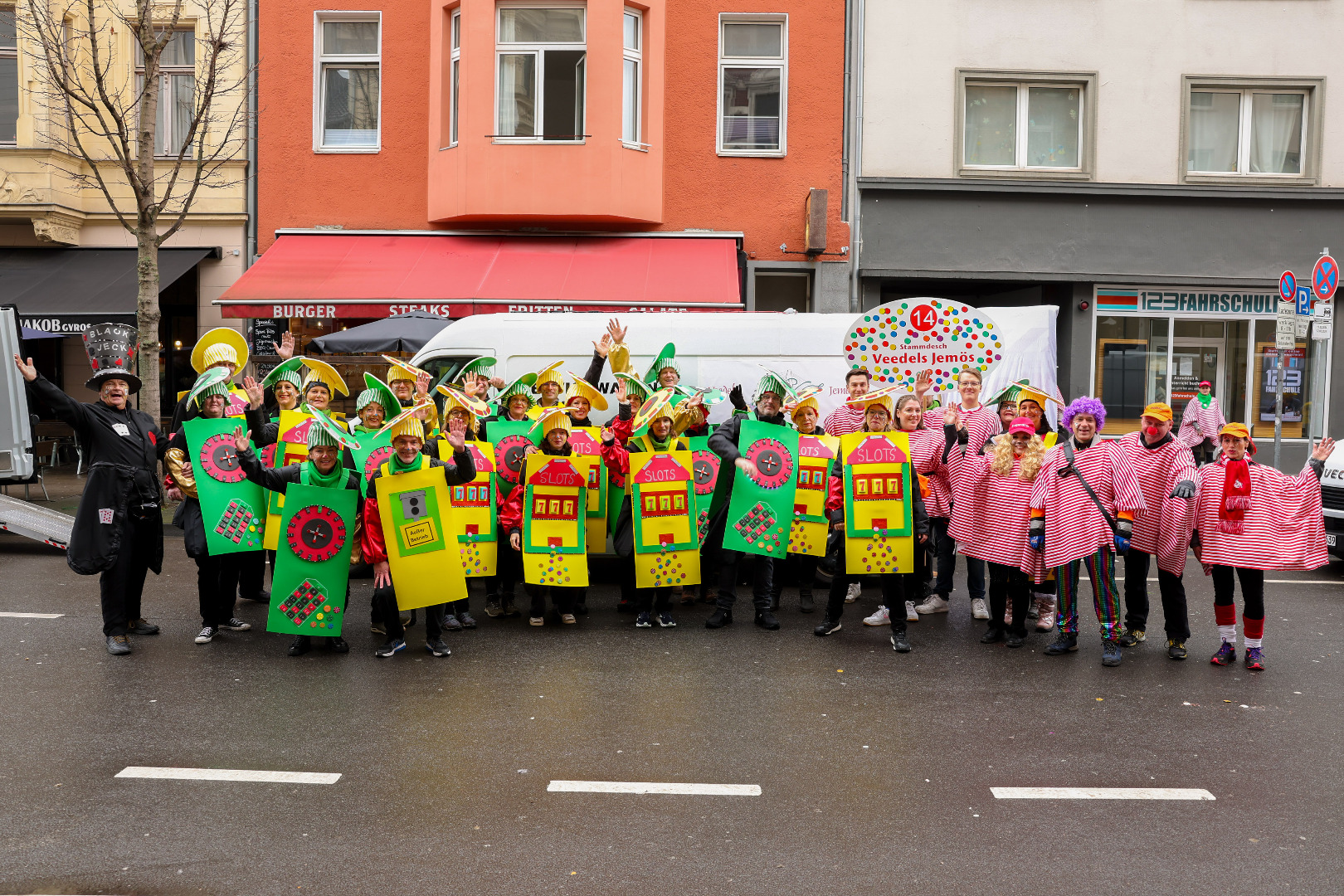 Gewinner Kostümpreis:Gruppe 24 Stammtisch Veedelsjemös